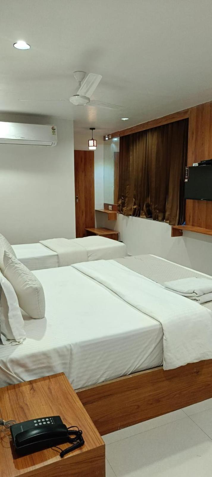 Hotel Royal Relax กันตินาการ์ ภายนอก รูปภาพ
